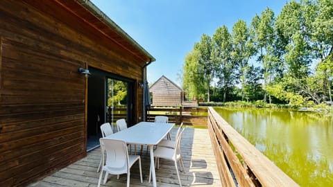 Chalet avec terrasse sur pilotis vue sur l'étang Chalet in Quend