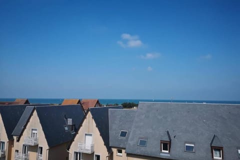 Studio vue mer 180° à 200 m de la plage en Normandie +parking Apartment in Courseulles-sur-Mer