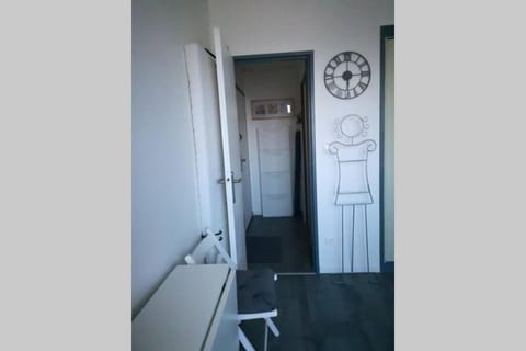 Studio vue mer 180° à 200 m de la plage en Normandie +parking Apartment in Courseulles-sur-Mer