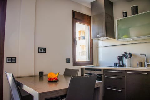 Kitchen or kitchenette, Dining area