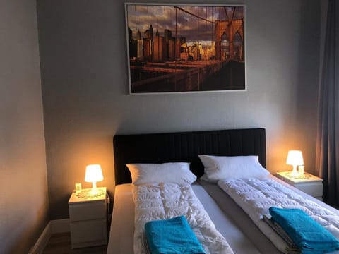 Bed, Bedroom, towels