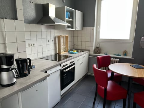 Coffee/tea facilities, Kitchen or kitchenette, Seating area, internet, kitchen