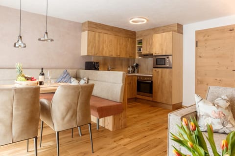 Kitchen or kitchenette, Living room, Seating area, Dining area