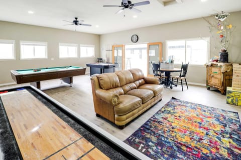 Epic Family Getaway with Pool, Game Room and Fire Pit! Haus in East Wenatchee