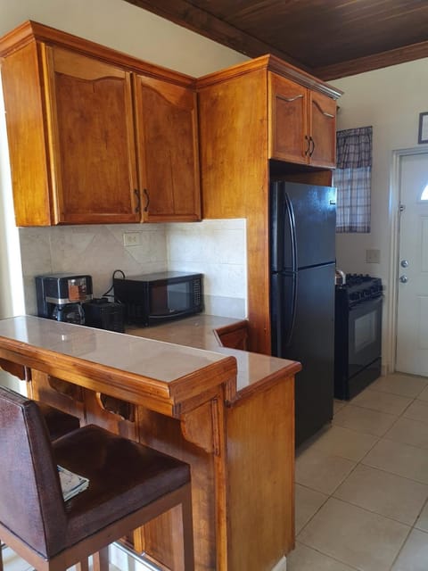 Kitchen or kitchenette, Dining area, minibar, pet friendly