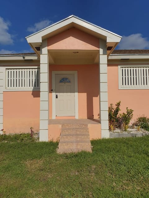 Fishtails Palms - Mahogany Apartment in Exuma, The Bahamas