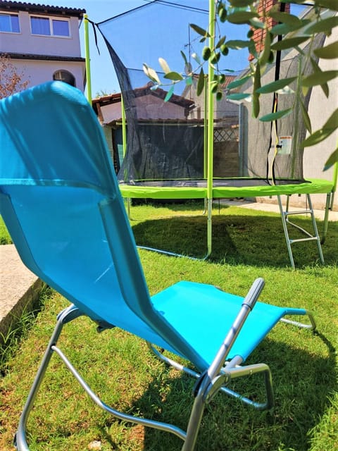 Property building, Day, Garden, Garden view, sunbed