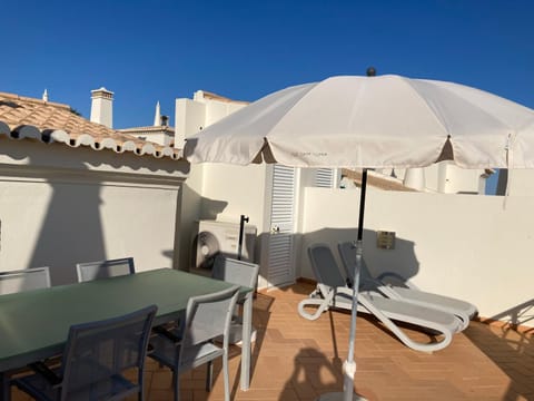 Luxury private property-pool, unique sun roof, free wifi Villa in Budens