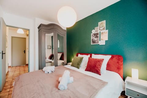 Bed, Night, Photo of the whole room, Bedroom, heating