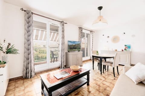 Summer, TV and multimedia, Living room, internet