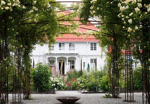 Property building, Facade/entrance, Garden