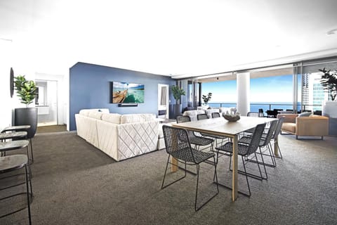 Circle on Cavill Sub Penthouse w/ 4 bedrooms Condo in Surfers Paradise