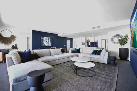 Circle on Cavill Sub Penthouse w/ 4 bedrooms Condo in Surfers Paradise