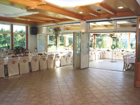 Restaurant/places to eat, Banquet/Function facilities