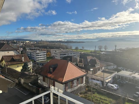 La Maison Bleue à 2 pas du Lac du Neuchâtel Alojamiento y desayuno in Neuchâtel