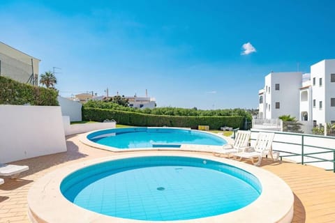 Apartamento T1 Carvoeiro c/piscina e a 300m Praia Apartment in Carvoeiro