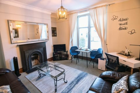 TV and multimedia, Living room, Lounge or bar, Seating area, Dining area