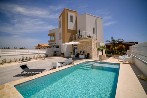 Property building, Balcony/Terrace, Swimming pool