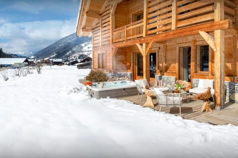 Property building, Day, Natural landscape, Winter, Hot Tub, View (from property/room), Balcony/Terrace, Dining area, Mountain view