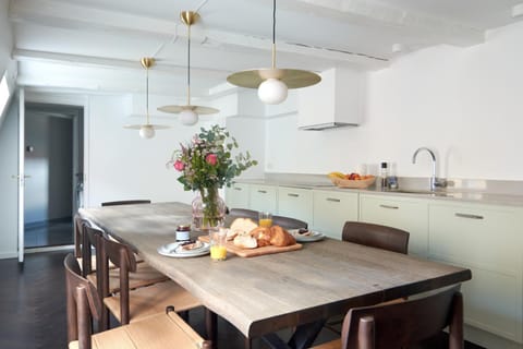 Kitchen or kitchenette, Dining area