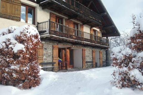 Paisible chalet montagne avec option jacuzzi Chalet in Bourg-Saint-Maurice