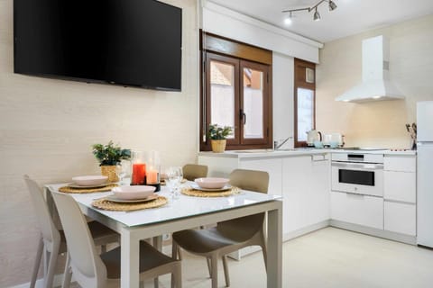 Kitchen or kitchenette, Dining area