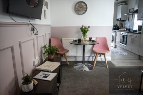 1 Bed House , Free WiFi,Free Parking,Leasure,Business Apartment in Swansea