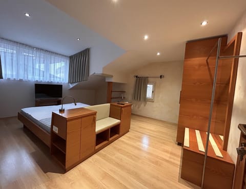 Bed, TV and multimedia, Photo of the whole room, Bedroom, wardrobe