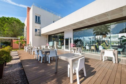 Property building, Patio, Restaurant/places to eat, Balcony/Terrace