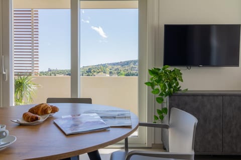 TV and multimedia, View (from property/room), Dining area