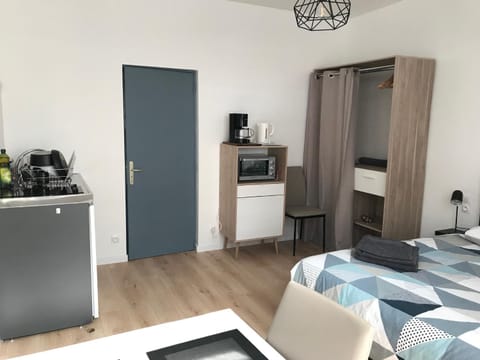 Kitchen or kitchenette, Photo of the whole room, stove