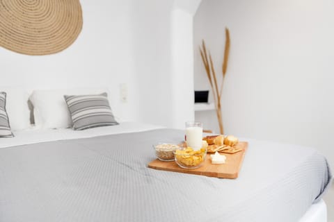 Bed, Food and drinks, Bedroom