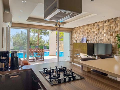 Kitchen or kitchenette, Dining area, Pool view