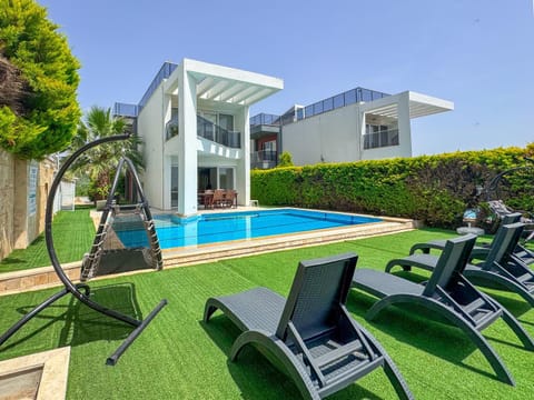 Property building, Patio, Spring, Day, Garden, Garden view, Pool view, Swimming pool, sunbed