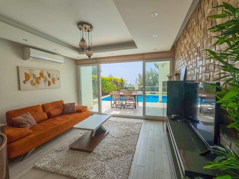 Patio, Communal lounge/ TV room, Garden, TV and multimedia, View (from property/room), Balcony/Terrace, Living room, Seating area, Evening entertainment, Garden view, Pool view, Swimming pool, sunbed