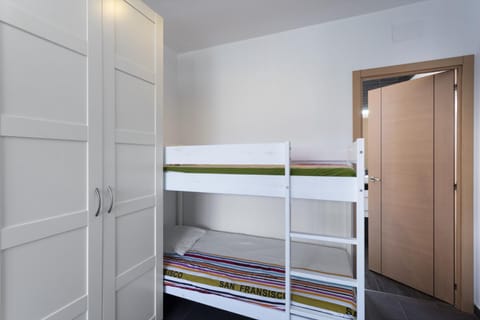 Bedroom, bunk bed