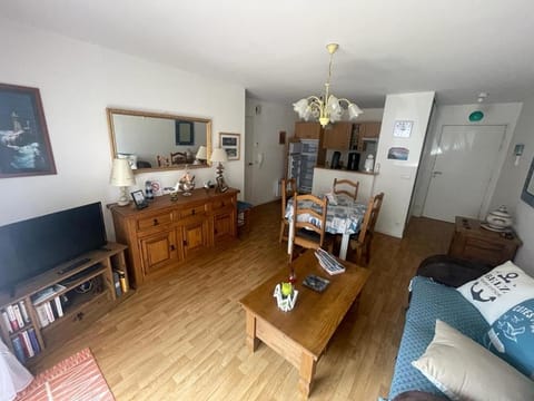 TV and multimedia, Kitchen or kitchenette, Living room, Seating area