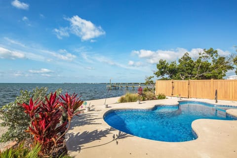 Blue Water Bungalow House in Marathon