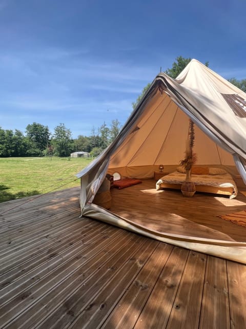 Le Tipi Ethnique au bord de la rivière Luxury tent in Biganos