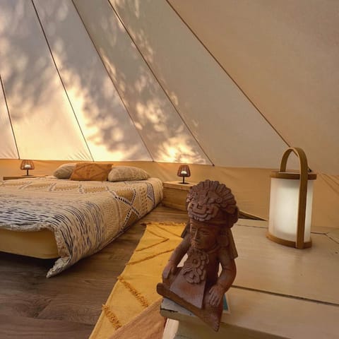 Le Tipi Ethnique au bord de la rivière Luxury tent in Biganos