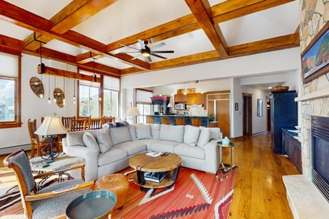 Palmyra 4A - Panoramic Peaks Lodge Apartment in Telluride