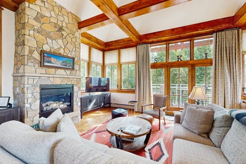 Palmyra 4A - Panoramic Peaks Lodge Apartment in Telluride