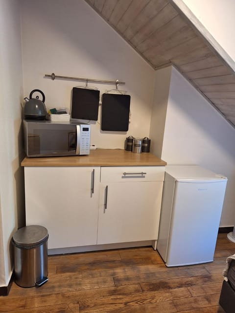 Coffee/tea facilities, oven