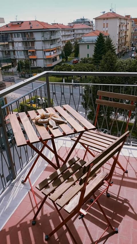 Balcony/Terrace, Street view