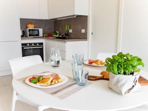 Kitchen or kitchenette, Dining area