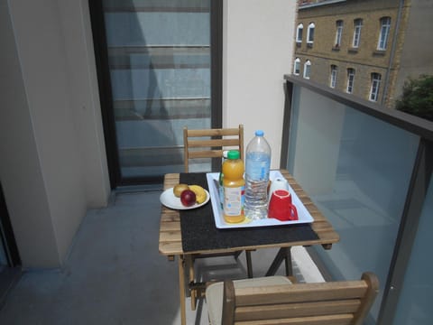 View (from property/room), Balcony/Terrace, Dining area, Street view