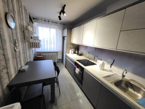 Kitchen or kitchenette, Dining area, minibar, stove