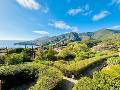 Nearby landmark, Spring, Day, Natural landscape, Mountain view, Sea view