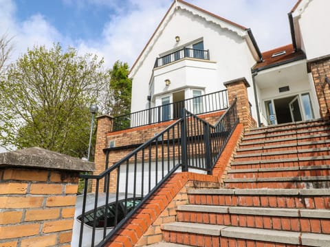 Seashells Apartment in Wales