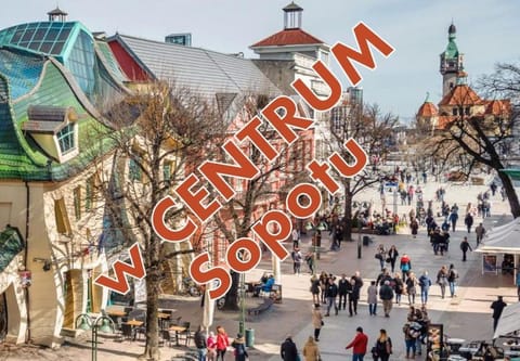 Nearby landmark, Restaurant/places to eat, Off site, Neighbourhood, Cycling, City view, Quiet street view